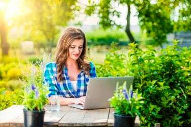 Mulher jovem e bonita a jardinar