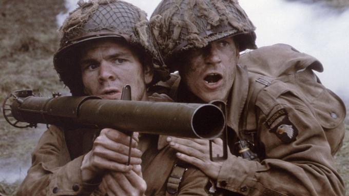Zwei Soldaten mitten im Krieg in Band of Brothers.