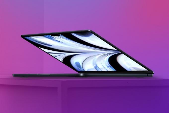 MacBook Air med M2-chip sett över en lila bakgrund.