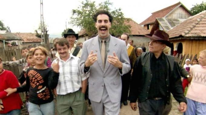 Borat falubeli társaival körülvéve. 