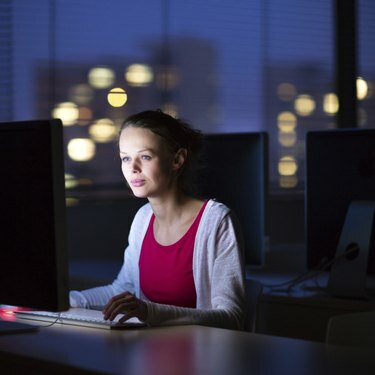 Linda, jovem estudante universitária usando um computador desktop