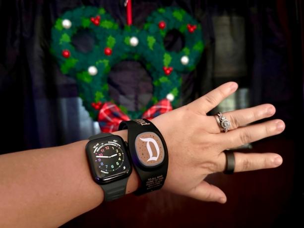 Apple Watch og Disney MagicBand+ på samme håndledd