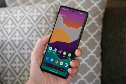 A tela do Google Pixel 7 na mão de um homem.