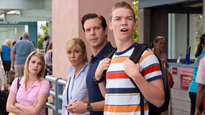 Een gezin van vier kijkt naar links in We're the Millers.