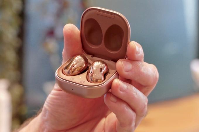 Los Samsung Galaxy Buds Live dentro de su estuche de carga.