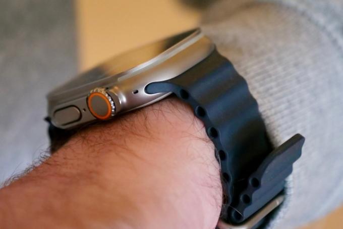 Stranska stran ure Apple Watch Ultra s paščkom Ocean Band.