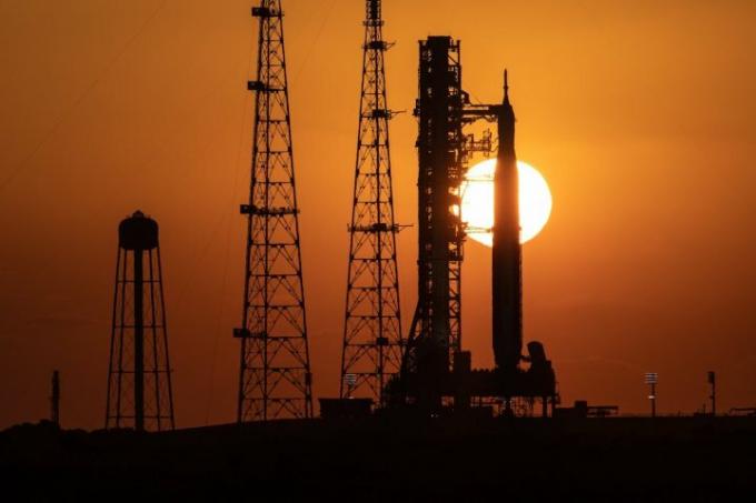 O megafoguete lunar da NASA na plataforma de lançamento do Centro Espacial Kennedy.