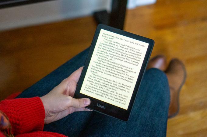 Amazon Kindle Paperwhite i bruk med blått lysfilter på.