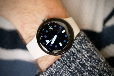 Google Pixel Watch bæres på en mands håndled og viser Pacific-urskiven.