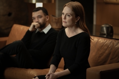 Julianne Moore นั่งถัดจาก Justice Smith ใน Sharper