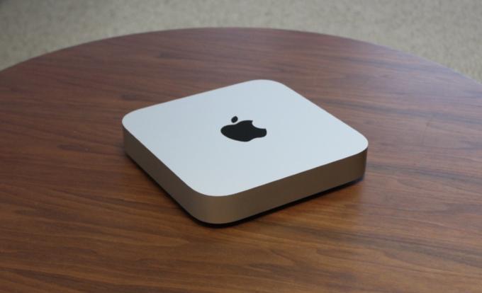A Mac mini egy fából készült asztalon.