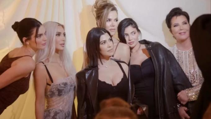 Kardashianų šeima pozuoja 3 sezono nuotraukai.