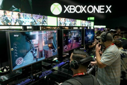 Wywiad z Mike'em Ybarrą — Gracze testują „Crackdown” na konsoli Xbox One X podczas targów Electronic Entertainment Expo E3 w Los Angeles Convention Center 13 czerwca 2017 r. w Los Angeles w Kalifornii.