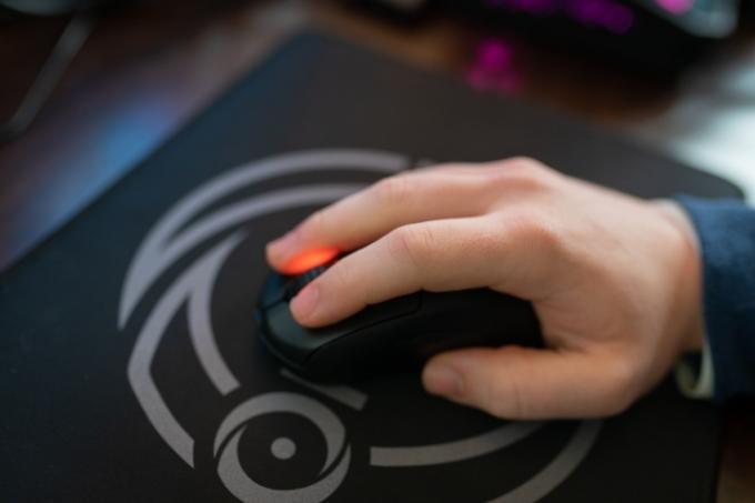 Steelseries Prime Kablosuz fareye bir el.