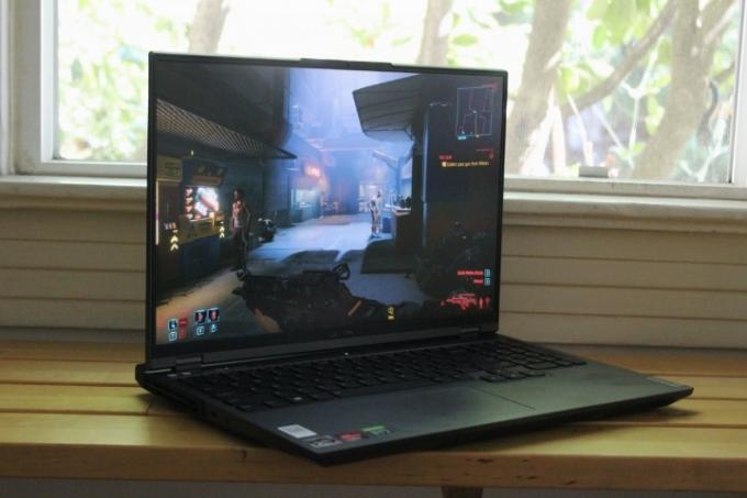 Lenovo gaming laptop på disken.