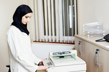 Muslimsk kvinnlig läkare gör kopior