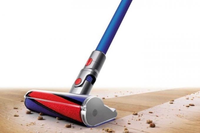 Dyson V7 Absolute Cordless Vacuum събира трохи от дървен под.