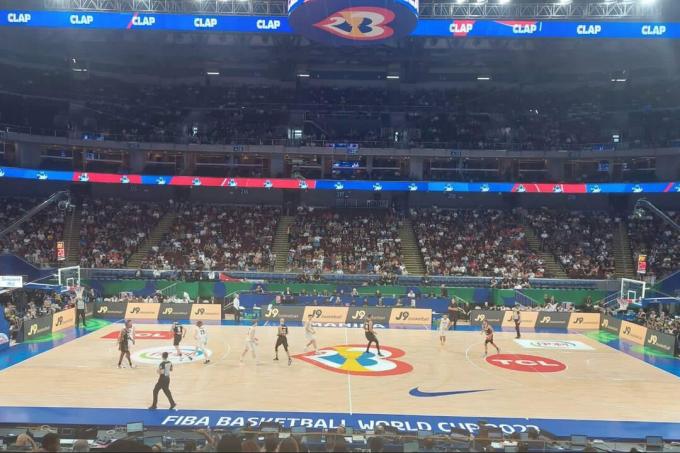 Jucători pe un teren de baschet la Cupa Mondială FIBA.
