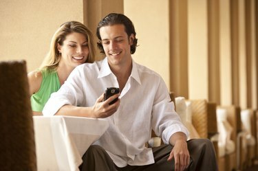 couple regardant smartphone