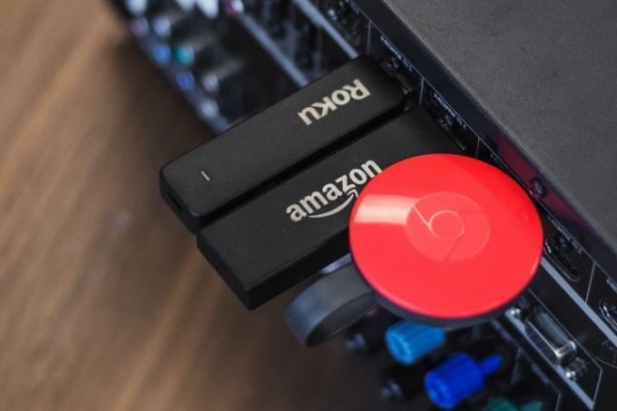 Roku Stick, Amazon Fire Stick og Chromecast tilsluttet en enhed.