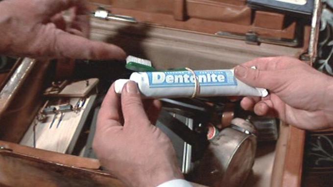 Džeimso Bondo sprogstanti Dentonito dantų pasta.