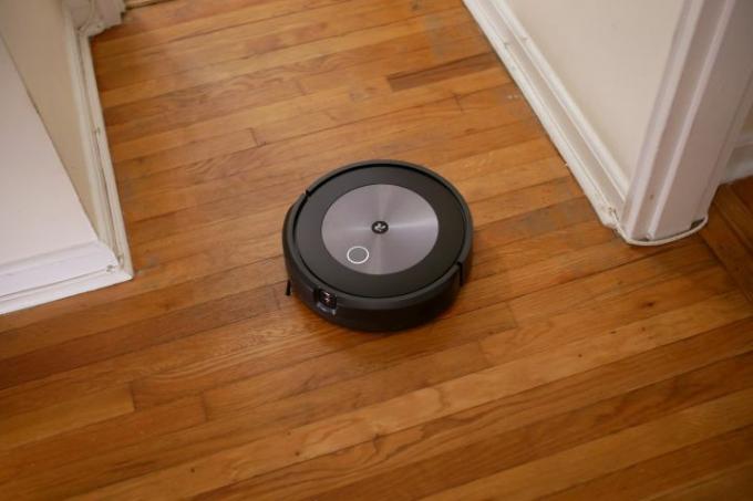 나무 바닥에 놓인 iRobot Roomba j7+.