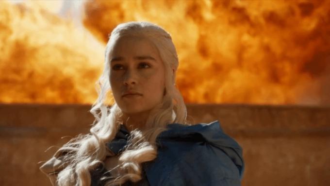 Přísná Daenerys s výbuchem Drogonovy ohně v pozadí.