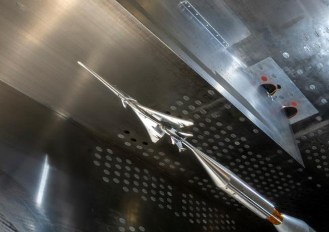 הדגם בקנה מידה קטן X-59 נראה במנהרת הרוח העל-קולית של נאס