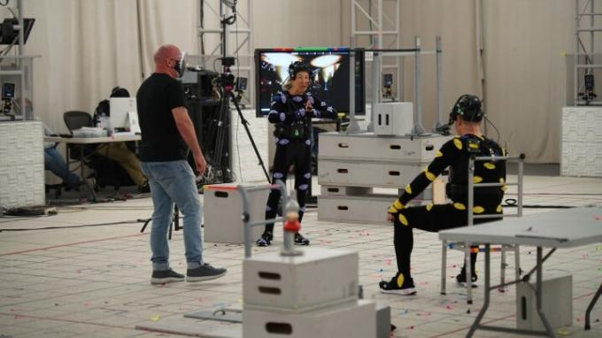 Lin Shaye e Ted Raimi encenam uma cena vestindo trajes de captura de performance no set do jogo The Quarry.