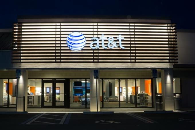 Escaparate de AT&T por la noche.