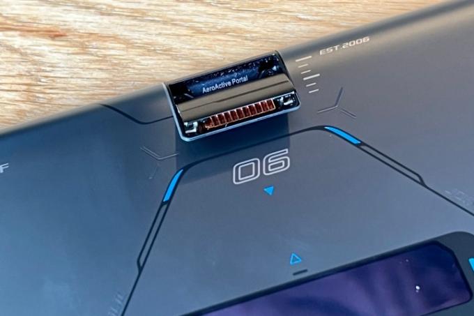 Bližnji posnetek vrat AeroActive Cooling telefona Asus ROG Phone 6D Ultimate.