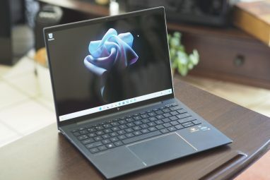 Der HP Elite Dragonfly G3 auf einem Tisch.