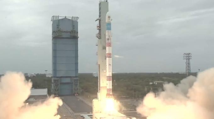 O pequeno veículo lançador de satélite da ISRO é lançado pela primeira vez em Sriharikota, Índia, no domingo, 7 de agosto.