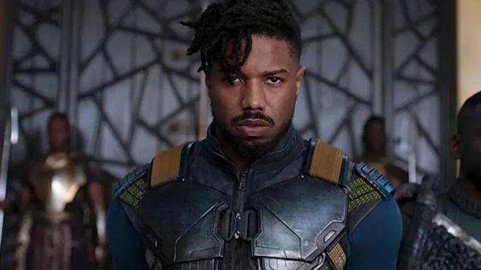 Erik Killmonger in piedi nella sala del trono con due guardie dietro di lui in Black Panther.