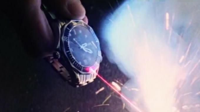 Goldeneye의 James Bond의 Omega Seamaster 레이저 시계.