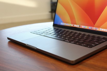 Klávesnica a trackpad 14-palcového MacBooku Pro.