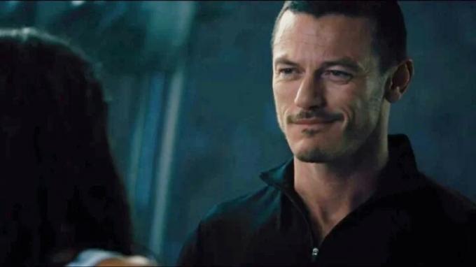 Owen Shaw lacht in The Fast & Furious 6.