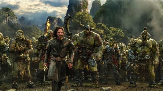 رجل والعديد من الوحوش يستعدون للحرب في Warcraft.