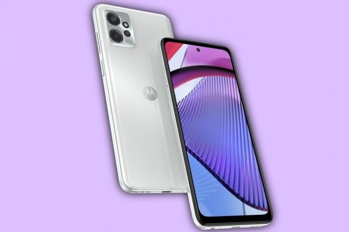 Renderização do Motorola Moto G Power 5G na cor branca contra um fundo roxo claro.
