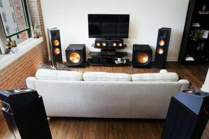 Nastavení prostorového zvuku Dolby Atmos v obývacím pokoji.