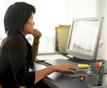 Mujer de negocios, trabajar con computadora