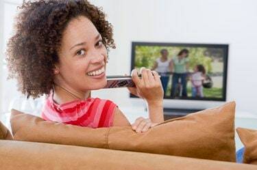 ผู้หญิงกำลังดูโทรทัศน์