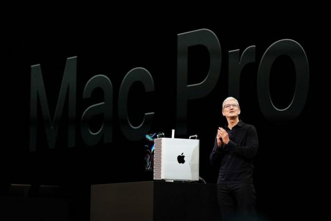 Tim Cook poleg Apple Mac Pro na WWDC 2019.