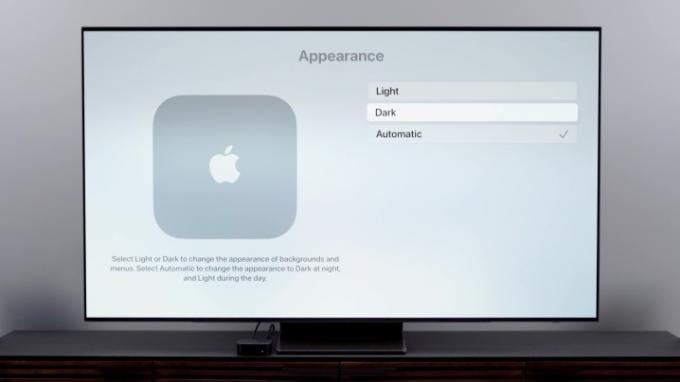 อินเทอร์เฟซบนหน้าจอ Apple TV ที่แสดงธีมสว่าง มืด และลักษณะอัตโนมัติ