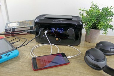 Nabíjecí zařízení EcoFlow RIVER Mini na stole.