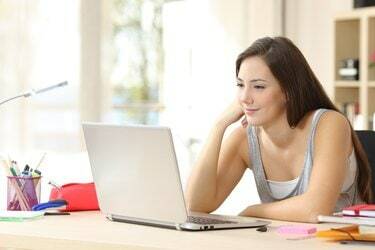 Student studerar och lär sig online