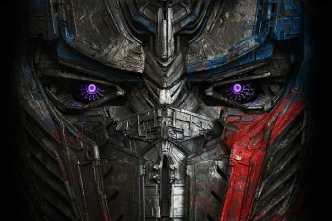 Detailní záběr na Optimus Prime v Transformers.