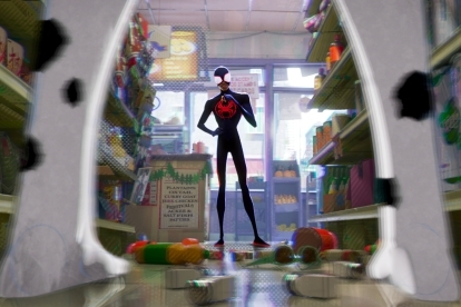 Miles Morales stoji v bodegi v Spider-Man: Across the Spider-Verse.