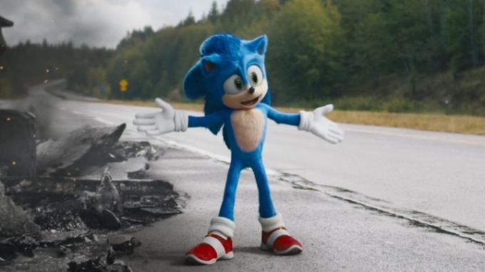 Sonic izstiepj rokas, stāvot ceļa malā Sonic the Hedgehog.