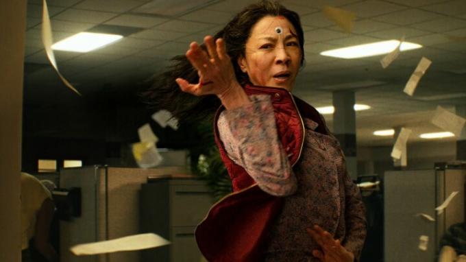 Michelle Yeoh předvádí kung-fu ve scéně z filmu Všechno všude a najednou.